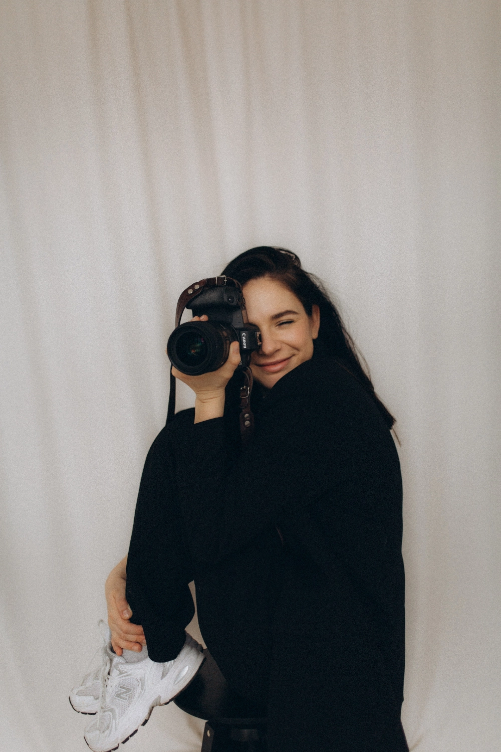 kobieta w ciąży trzymająca się za brzuch leżąca na łóżku