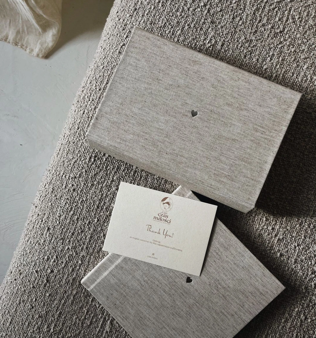 kobieta w ciąży spoglądająca w dół